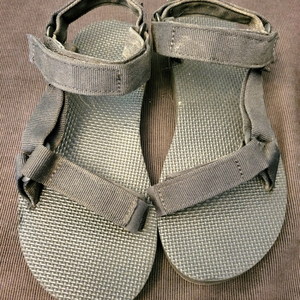Teva black sandals unisex size W6